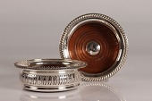 2 gamle engelske flaskebakker af forsølvet metal med bunder af poleret træ
Stemplet: Barker Ellis + Made in England
Diameter 14,5 cm - højde 5 cm
Fin stand
emne nr:
356805 2 gamle engelske flaskebakker af forsølvet metal med bunder af poleret træ
Stemplet: Barker Ellis + Made in England
Diameter 14,5 cm - højde 5 cm
Fin stand
emne nr:
356805