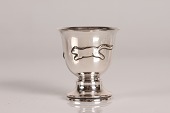 Æggebæger med motivet "Katten efter musen"
Fremstillet af ægte 3 tårnet sølv hos Cohr Sølv
Stemplet med 3 tårne + CMC for Carl M Cohr
Højde 5,2 cm
Diameter 4,6 cm
Fin stand
emne nr:
358394 Æggebæger med motivet "Katten efter musen"
Fremstillet af ægte 3 tårnet sølv hos Cohr Sølv
Stemplet med 3 tårne + CMC for Carl M Cohr
Højde 5,2 cm
Diameter 4,6 cm
Fin stand
emne nr:
358394