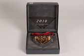 Georg Jensen juleuro 2010 tegnet af Lene Munthe
Fremstillet af 24 karat guld belagt messing
Fin stand med original emballage og bånd
emne nr:
358763 Georg Jensen juleuro 2010 tegnet af Lene Munthe
Fremstillet af 24 karat guld belagt messing
Fin stand med original emballage og bånd
emne nr:
358763