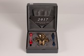 Georg Jensen juleuro 2017 tegnet af Alfredo Häberli
Fremstillet af 24 karat guld belagt messing
Fin stand med original emballage og bånd
emne nr:
358766 Georg Jensen juleuro 2017 tegnet af Alfredo Häberli
Fremstillet af 24 karat guld belagt messing
Fin stand med original emballage og bånd
emne nr:
358766