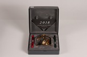 Georg Jensen juleuro 2018 tegnet af Monica Förster
Fremstillet af 24 karat guld belagt messing
Fin stand med original emballage og bånd
emne nr:
358767 Georg Jensen juleuro 2018 tegnet af Monica Förster
Fremstillet af 24 karat guld belagt messing
Fin stand med original emballage og bånd
emne nr:
358767