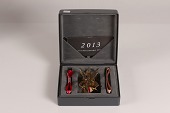 Georg Jensen juleuro 2013 tegnet af Malene Birger
Fremstillet af 24 karat guld belagt messing
Fin stand med original emballage og bånd
emne nr:
358768 Georg Jensen juleuro 2013 tegnet af Malene Birger
Fremstillet af 24 karat guld belagt messing
Fin stand med original emballage og bånd
emne nr:
358768