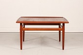 Grethe Jalk (1920-2005)
Sofabord fremstillet af teak
med kehlet kant
Producent: Glostrup Møbelfabrik
Længde 95 cm
Bredde 95 cm
Højde 52 cm
Pæn stand efter almindelig brug
Bordet kan beses efter aftale
emne nr:
358940 Grethe Jalk (1920-2005)
Sofabord fremstillet af teak
med kehlet kant
Producent: Glostrup Møbelfabrik
Længde 95 cm
Bredde 95 cm
Højde 52 cm
Pæn stand efter almindelig brug
Bordet kan beses efter aftale
emne nr:
358940