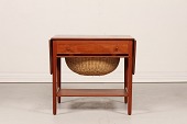 Hans J. Wegner (1914-2007)
Sybord m/skuffe og kurv til garnnøgler
fremstillet af teaktræ
Producent: Andreas Tuck
Længde 67 cm + klapper i alt 119 cm
Bredde 58 cm
Højde 60 cm
Rigtig fin stand
Bordet kan beses efter aftale
emne nr:
358943 Hans J. Wegner (1914-2007)
Sybord m/skuffe og kurv til garnnøgler
fremstillet af teaktræ
Producent: Andreas Tuck
Længde 67 cm + klapper i alt 119 cm
Bredde 58 cm
Højde 60 cm
Rigtig fin stand
Bordet kan beses efter aftale
emne nr:
358943