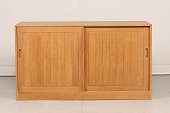 Kurt Østervig (1912-1986)
Lille lav skænk/reolsektion af egetræ
med cognac farvede læder håndtagsbunde
og skydelåger bag hvilke skuffe
Højde 67 cm
Længde 120 cm
Dybde 50 cm
Producent: Brouer
Fin stand
Skænken kan beses efter aftale
emne nr:
359247 Kurt Østervig (1912-1986)
Lille lav skænk/reolsektion af egetræ
med cognac farvede læder håndtagsbunde
og skydelåger bag hvilke skuffe
Højde 67 cm
Længde 120 cm
Dybde 50 cm
Producent: Brouer
Fin stand
Skænken kan beses efter aftale
emne nr:
359247