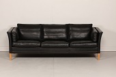 Mogens Hansen
3 personers sofa med sort læder
model MH2225 m/ben af bøgetræ
Længde: 218 cm
Flot velholdt stand
Mogens Hansen møbelfabrik blev grundlagt i 1961
og samtidig blev de stolte traditioner for kvalitetshåndværk, fleksibilitet og gode råvarer grundlagt.
Det har siden da været grundstenen i
møbelproduktionen fra Mogens Hansen møbelfabrik.
I dag produceres alle Mogens Hansens møbler
i helt nye og moderne omgivelser
på fabrikken i Hasselager
Det giver optimale betingelser for produktion
og den fortsatte frugtbare udvikling af dansk møbelhåndværk.
Alle møbler er 100% danskproduceret
og er et resultatet af en stærk håndværkertradition
og sans for design og akkuratesse.
Sofaen kan beses efter aftale
emne nr:
360347 Mogens Hansen
3 personers sofa med sort læder
model MH2225 m/ben af bøgetræ
Længde: 218 cm
Flot velholdt stand
Mogens Hansen møbelfabrik blev grundlagt i 1961
og samtidig blev de stolte traditioner for kvalitetshåndværk, fleksibilitet og gode råvarer grundlagt.
Det har siden da været grundstenen i
møbelproduktionen fra Mogens Hansen møbelfabrik.
I dag produceres alle Mogens Hansens møbler
i helt nye og moderne omgivelser
på fabrikken i Hasselager
Det giver optimale betingelser for produktion
og den fortsatte frugtbare udvikling af dansk møbelhåndværk.
Alle møbler er 100% danskproduceret
og er et resultatet af en stærk håndværkertradition
og sans for design og akkuratesse.
Sofaen kan beses efter aftale
emne nr:
360347