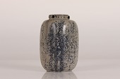 Arne Bang (1901-1983)
Firkantet vase med helt små øre
fremstillet af stentøj
dekoreret med blågrå spættet glasur
Højde 15 cm
Længde 9 cm
Dybde 8 cm
Signeret monogram AB for Arne Bang
Fin stand uden revner eller afslag
emne nr:
361200 Arne Bang (1901-1983)
Firkantet vase med helt små øre
fremstillet af stentøj
dekoreret med blågrå spættet glasur
Højde 15 cm
Længde 9 cm
Dybde 8 cm
Signeret monogram AB for Arne Bang
Fin stand uden revner eller afslag
emne nr:
361200