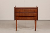 Dansk Møbeldesign
Kommode med 3 skuffer
fremstillet af teak
Højde 68 cm
Bredde 62,5 cm
Dybde 30 cm
Dansk Møbelproducent
Fin stand efter alm brug
Kommoden kan beses efter aftale
emne nr:
361469 Dansk Møbeldesign
Kommode med 3 skuffer
fremstillet af teak
Højde 68 cm
Bredde 62,5 cm
Dybde 30 cm
Dansk Møbelproducent
Fin stand efter alm brug
Kommoden kan beses efter aftale
emne nr:
361469