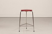 Arne Jacobsen (1902-1971)
High Dot barstol
Høj skammel med 3 ben og sæde af
aubergine farvet træ
Højde 61 cm
Diameter 33 cm
Producent: Fritz Hansen A/S
Fin stand med patina og tegn på slidtage
Skamlen kan beses efter aftale
emne nr:
361477 Arne Jacobsen (1902-1971)
High Dot barstol
Høj skammel med 3 ben og sæde af
aubergine farvet træ
Højde 61 cm
Diameter 33 cm
Producent: Fritz Hansen A/S
Fin stand med patina og tegn på slidtage
Skamlen kan beses efter aftale
emne nr:
361477