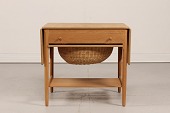 Hans J. Wegner (1914-2007)
Sybord model AT 33 af massiv egetræ
m/skuffe og kurv til garnnøgler
Producent: Andreas Tuck
Længde 67 cm + klapper i alt 119 cm
Bredde 57 cm
Højde 60 cm
Fin stand - klar til brug
Bordet kan beses efter aftale
emne nr:
362223 Hans J. Wegner (1914-2007)
Sybord model AT 33 af massiv egetræ
m/skuffe og kurv til garnnøgler
Producent: Andreas Tuck
Længde 67 cm + klapper i alt 119 cm
Bredde 57 cm
Højde 60 cm
Fin stand - klar til brug
Bordet kan beses efter aftale
emne nr:
362223