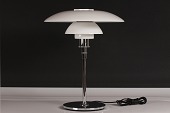Poul Henningsen (1894-1967)
Original PH bordlampe 4 1/2 - 3 1/2
Fremstillet af forkromet messing og metal
monteret med hvide opalglasskærme
Højde 55 cm
Diameter 45 cm
Producent: Louis Poulsen A/S
Fin funktionsdygtig stand
- ingen skår eller revner
emne nr:
362391 Poul Henningsen (1894-1967)
Original PH bordlampe 4 1/2 - 3 1/2
Fremstillet af forkromet messing og metal
monteret med hvide opalglasskærme
Højde 55 cm
Diameter 45 cm
Producent: Louis Poulsen A/S
Fin funktionsdygtig stand
- ingen skår eller revner
emne nr:
362391