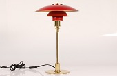 Poul Henningsen (1894-1967)
Bordlampe 3/2 af messing fra midten af 1990'erne
monteret med røde metal skærme
Original fra Louis Poulsen A/S
Højde 45 cm
Diameter 28 cm
Fin funktionsdygtig stand
- se nærbillede af lille ridse på foden
emne nr:
363219 Poul Henningsen (1894-1967)
Bordlampe 3/2 af messing fra midten af 1990'erne
monteret med røde metal skærme
Original fra Louis Poulsen A/S
Højde 45 cm
Diameter 28 cm
Fin funktionsdygtig stand
- se nærbillede af lille ridse på foden
emne nr:
363219