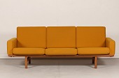 Hans J. Wegner (1914-2007)
3 personers sofa GE 236/3
Fremstillet af massiv egetræ
med originale hynder betrukket med gult uldbetræk
Producent: Getama A/S
Længde 212 cm
Højde 79 cm
Dybde 86 cm
Fin stand efter alm brug
med en smule slid på betrækket
og enkelte pletter
Sofaen kan beses efter aftale
emne nr:
365448 Hans J. Wegner (1914-2007)
3 personers sofa GE 236/3
Fremstillet af massiv egetræ
med originale hynder betrukket med gult uldbetræk
Producent: Getama A/S
Længde 212 cm
Højde 79 cm
Dybde 86 cm
Fin stand efter alm brug
med en smule slid på betrækket
og enkelte pletter
Sofaen kan beses efter aftale
emne nr:
365448