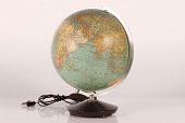 Gammel globus m/indlagt lys og stander af drejet massivt træ
Nordisk konversations leksikon - Globen redigeret af W. Kaden
Fra midten af det 20 århundrede
Højde 33 cm
Fin funktionsdygtig stand
emne nr:
365873 Gammel globus m/indlagt lys og stander af drejet massivt træ
Nordisk konversations leksikon - Globen redigeret af W. Kaden
Fra midten af det 20 århundrede
Højde 33 cm
Fin funktionsdygtig stand
emne nr:
365873