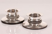 2 næsten ens lave Art Deco lysestager
Fremstillet af ægte sølv 830s i 1930'erne
stemplet silver CJ + 830s
Højde 4,5 cm
Diameter 9,7 cm
Fin stand
- dog med lille bule, se nærbillede
emne nr:
366129 2 næsten ens lave Art Deco lysestager
Fremstillet af ægte sølv 830s i 1930'erne
stemplet silver CJ + 830s
Højde 4,5 cm
Diameter 9,7 cm
Fin stand
- dog med lille bule, se nærbillede
emne nr:
366129