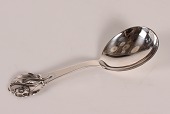 Dansk Sølvvarefabrik
Serveringsske med floralt mønster
fremstillet af ægte 3 tårnet sølv
Længde 20,5 cm
Stemplet med 3 tårne fra 1937
Fin stand
emne nr:
366962 Dansk Sølvvarefabrik
Serveringsske med floralt mønster
fremstillet af ægte 3 tårnet sølv
Længde 20,5 cm
Stemplet med 3 tårne fra 1937
Fin stand
emne nr:
366962