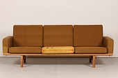 Hans J. Wegner (1914-2007)
3 personers sofa GE 236/3
Fremstillet af massiv egetræ
med originale fjeder hynder
Producent: Getama A/S
Længde 210 cm
Højde 79 cm
Sædehøjde 38 cm
Dybde 84 cm
Stel i fin med alm. patina
- hynder skal ombetrækkes
Sofaen kan beses efter aftale
emne nr:
366988 Hans J. Wegner (1914-2007)
3 personers sofa GE 236/3
Fremstillet af massiv egetræ
med originale fjeder hynder
Producent: Getama A/S
Længde 210 cm
Højde 79 cm
Sædehøjde 38 cm
Dybde 84 cm
Stel i fin med alm. patina
- hynder skal ombetrækkes
Sofaen kan beses efter aftale
emne nr:
366988