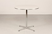 Arne Jacobsen (1902-1971)
Cafebord på 4 grenet søjlefod tegnet i 1968
med plade af hvidt laminat m/aluminium kant
Producent: Fritz Hansen A/S
Længde 75 cm
Bredde 75 cm
Højde 71,5 cm
Fin stand efter alm. brug
Bordet kan beses efter aftale
emne nr:
366999 Arne Jacobsen (1902-1971)
Cafebord på 4 grenet søjlefod tegnet i 1968
med plade af hvidt laminat m/aluminium kant
Producent: Fritz Hansen A/S
Længde 75 cm
Bredde 75 cm
Højde 71,5 cm
Fin stand efter alm. brug
Bordet kan beses efter aftale
emne nr:
366999