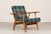Hans J. Wegner (1914-2007)
Cigaren model GE 240
Lav lænestol m/løse hynder
fremstillet af massiv egetræ med patina
Producent: Getama A/S
Højde 74 cm
Sædehøjde 39 cm
Bredde 68 cm
Dybde 78 cm
Fin stand efter almindelig brug
- evt. til ombetrækning
Stolen kan beses efter aftale
emne nr:
367000 Hans J. Wegner (1914-2007)
Cigaren model GE 240
Lav lænestol m/løse hynder
fremstillet af massiv egetræ med patina
Producent: Getama A/S
Højde 74 cm
Sædehøjde 39 cm
Bredde 68 cm
Dybde 78 cm
Fin stand efter almindelig brug
- evt. til ombetrækning
Stolen kan beses efter aftale
emne nr:
367000