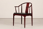 Hans J. Wegner (1914-2007)
Kinestol model FH 4283
Fremstillet af mørk lakeret mahogni
med sort læderhynde
Producent: Fritz Hansen A/S 1991
Højde 80 cm
Sædehøjde 46 cm
Bredde 57 cm
Dybde 55 cm
Fin stand efter alm. brug
med hynde i god stand
Stolen kan beses efter aftale
emne nr:
367001 Hans J. Wegner (1914-2007)
Kinestol model FH 4283
Fremstillet af mørk lakeret mahogni
med sort læderhynde
Producent: Fritz Hansen A/S 1991
Højde 80 cm
Sædehøjde 46 cm
Bredde 57 cm
Dybde 55 cm
Fin stand efter alm. brug
med hynde i god stand
Stolen kan beses efter aftale
emne nr:
367001