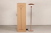 Poul Henningsen (1894-1967)
Original jubilæums 3½ / 2½ standerlampe
limited edition
Fremstillet af kobber
monteret med kobber overskærm
og hvide glas underskærme
+ 1 extra hvid glasoverskærm medfølger
Original fra Louis Poulsen A/S
incl original emballage
Diameter 33 cm
Højde 130 cm
Producent: Louis Poulsen A/S
Fin funktiondygtig stand
med alle skærme intakte og uden skader
emne nr:
367637 Poul Henningsen (1894-1967)
Original jubilæums 3½ / 2½ standerlampe
limited edition
Fremstillet af kobber
monteret med kobber overskærm
og hvide glas underskærme
+ 1 extra hvid glasoverskærm medfølger
Original fra Louis Poulsen A/S
incl original emballage
Diameter 33 cm
Højde 130 cm
Producent: Louis Poulsen A/S
Fin funktiondygtig stand
med alle skærme intakte og uden skader
emne nr:
367637