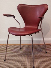 Arne Jacobsen (1902-1971)
7'er stol med armlæn model nr. 3207
Nybetrukket m/ren anilin læder
Elegance - Indian red
Original stol fra Fritz Hansen
Der ydes 2 års garanti
på både stol og ombetrækning
emne nr:
48401 Arne Jacobsen (1902-1971)
7'er stol med armlæn model nr. 3207
Nybetrukket m/ren anilin læder
Elegance - Indian red
Original stol fra Fritz Hansen
Der ydes 2 års garanti
på både stol og ombetrækning
emne nr:
48401