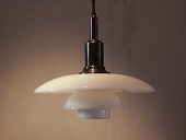 Poul Henningsen (1894-1967)
Original jubilæumspendel 3/2
Monteret med patineret fatningshus
og skærme af hvidt opalglas
Producent: Louis Poulsen A/S
Diameter 28 cm
Fin fejlfri stand
- fuld funktionsdygtig
emne nr:
62425 Poul Henningsen (1894-1967)
Original jubilæumspendel 3/2
Monteret med patineret fatningshus
og skærme af hvidt opalglas
Producent: Louis Poulsen A/S
Diameter 28 cm
Fin fejlfri stand
- fuld funktionsdygtig
emne nr:
62425