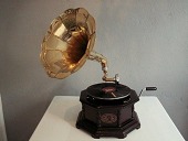 Grammofon eller pladespiller i gammel stil/kopi - HMV "His Masters Voice"
Håndsving, messingtragt og en enkelt plade medfølger
Pladespilleren er til gl. lakplader og fungere
Gramofonen er nyfremstillet
emne nr:
71335 Grammofon eller pladespiller i gammel stil/kopi - HMV "His Masters Voice"
Håndsving, messingtragt og en enkelt plade medfølger
Pladespilleren er til gl. lakplader og fungere
Gramofonen er nyfremstillet
emne nr:
71335