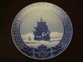 Kongelig platte
Dansk orlogsskib i isfyldt farvand
"1721 Hans Egede - 3 juli - Grønland 1921"
Tegnet af Christian Benjamin-Olsen
Diameter 23 cm
emne nr:
73919 Kongelig platte
Dansk orlogsskib i isfyldt farvand
"1721 Hans Egede - 3 juli - Grønland 1921"
Tegnet af Christian Benjamin-Olsen
Diameter 23 cm
emne nr:
73919
