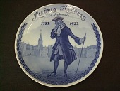 Kongelig platte - Holberg platte
Udført i anledning af 200 året for oprettelsen af den danske skueplads
Tegnet af Richard Bøcher - 577 eksemplarer
Diameter 23 cm
emne nr:
73920 Kongelig platte - Holberg platte
Udført i anledning af 200 året for oprettelsen af den danske skueplads
Tegnet af Richard Bøcher - 577 eksemplarer
Diameter 23 cm
emne nr:
73920