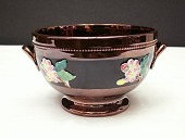 Mindre skål af kobberlystre med blomsterdekorationer
Diameter 14 cm - højde 9 cm
emne nr:
80673 Mindre skål af kobberlystre med blomsterdekorationer
Diameter 14 cm - højde 9 cm
emne nr:
80673