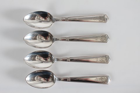 Holberg Silver Cutlery
Dessert spoons
L 17,5 cm