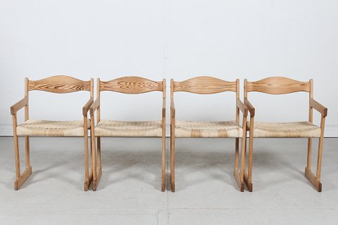 Dansk MøbeldesignSet på 4 armstole af fyrretræ m/snorflet